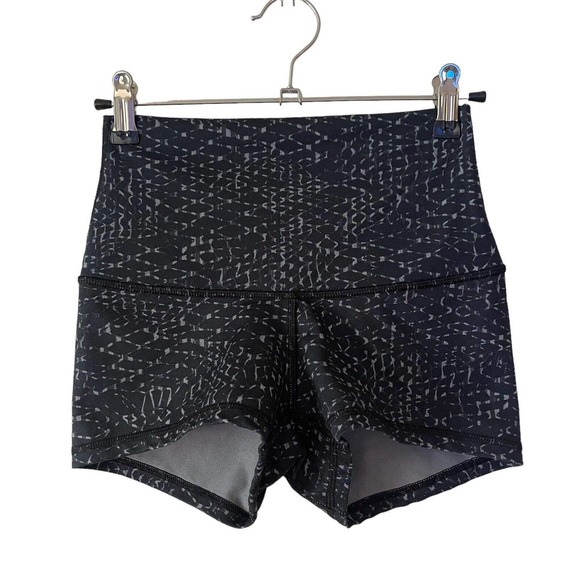 lululemon athletica Pants - Lululemon XS High Rise Shorts Black Gray Printed Stretch Activewear